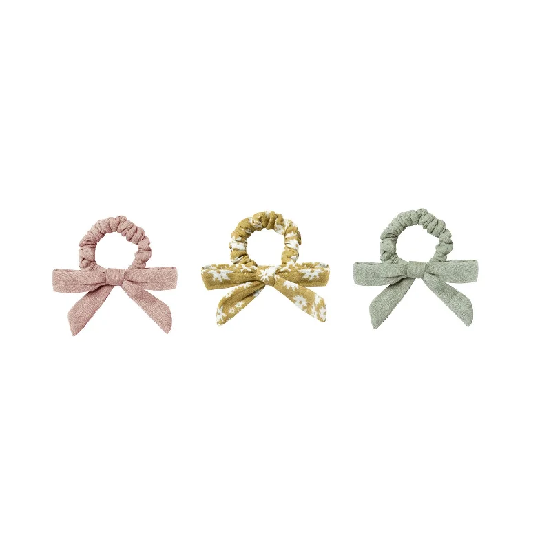 . **Pet comb to remove loose hair**Rylee and Cru Petal + Scattered Daisy + Seafoam Little Bow Scrunchie Set . **Pet comb to remove loose hair**Rylee and Cru Petal + Scattered Daisy + Seafoam Little Bow Scrunchie Set
