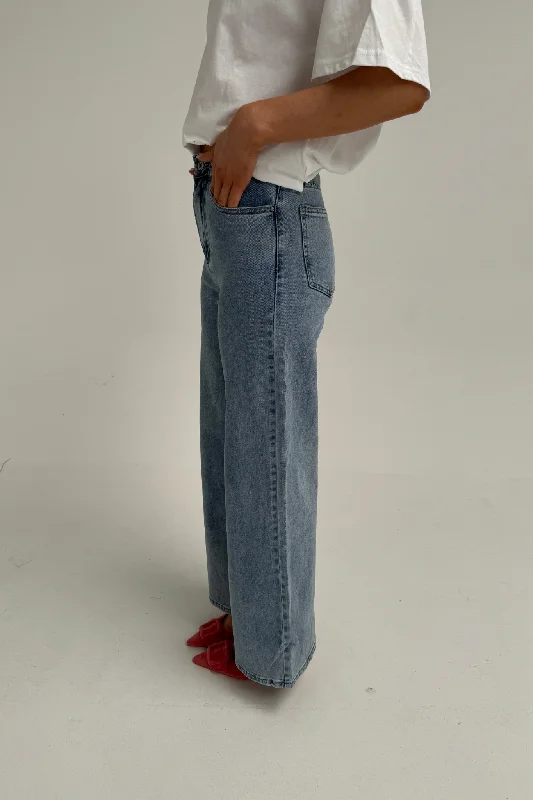 Lynne Wide Leg Jeans In Mid Wash